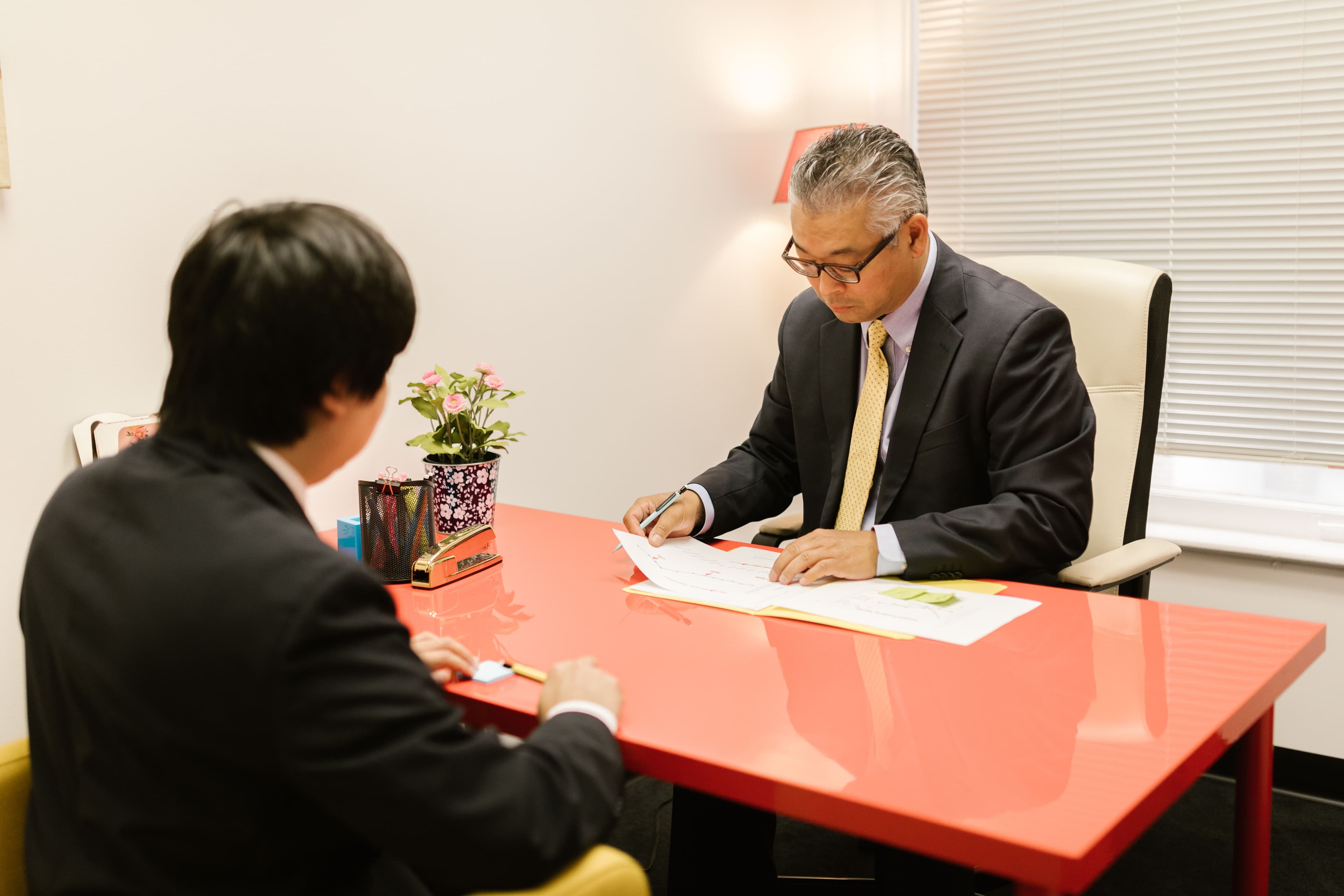 書類を確認する男性2人